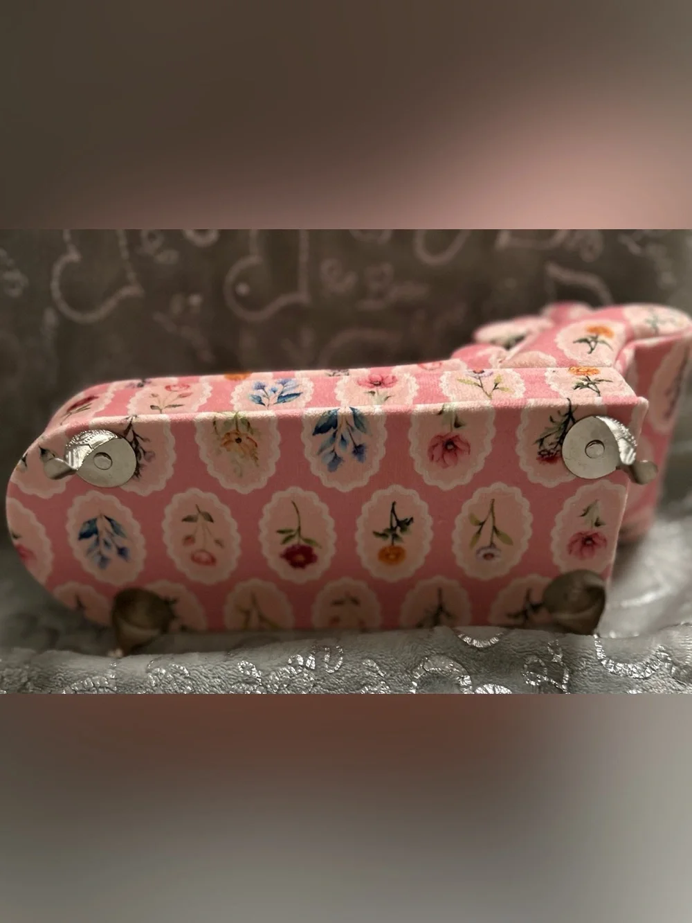 NWT Hilabee, Pink Floral Mini Chaise Lounge Sofa Jewelry Box